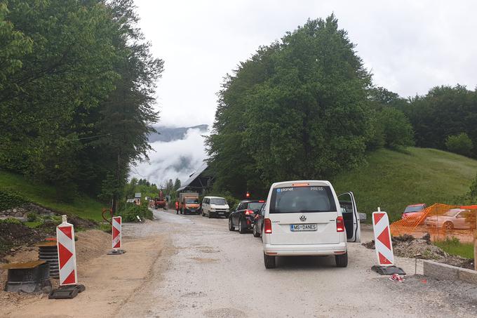 Zapora v Ribčevem Lazu je bila priložnost za prvi posnetek. Nekaj deset delavcev se trudi, a vreme jim trenutno precej nagaja, zato dela ne bodo končana do začetka poletja in visoke turistične sezone.  | Foto: Andreja Lončar