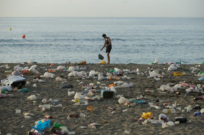 Onesnaževanje, plastika, plastične vrečke | S prepovedjo plastičnih palčk želi Italija med drugim zaščititi obale. Devet odstotkov vseh smeti na plažah namreč predstavljajo prav plastične vatirane palčke, navaja okoljevarstveno združenje Legambiente. | Foto Reuters