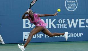 Venus Williams po treh nizih ugnala Poljakinjo, Isner brez težav prek Avstralca