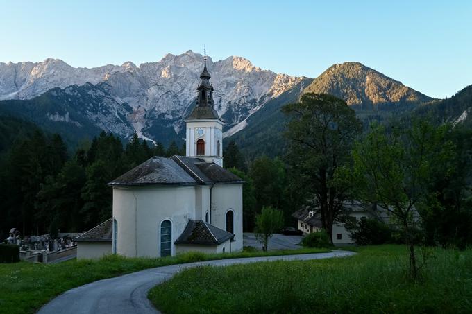 Izhodišče ture pri cerkvi Sv. Ožbolta na Zgornjem Jezerskem s kuliso severnega ostenja Kočne | Foto: Matej Podgoršek