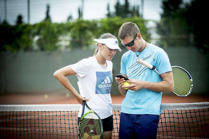 Velika težava vseh teniških igralcev so socialna omrežja. Tudi Kaja Juvan se že sooča z negativnimi komentarji. | Foto: Ana Kovač