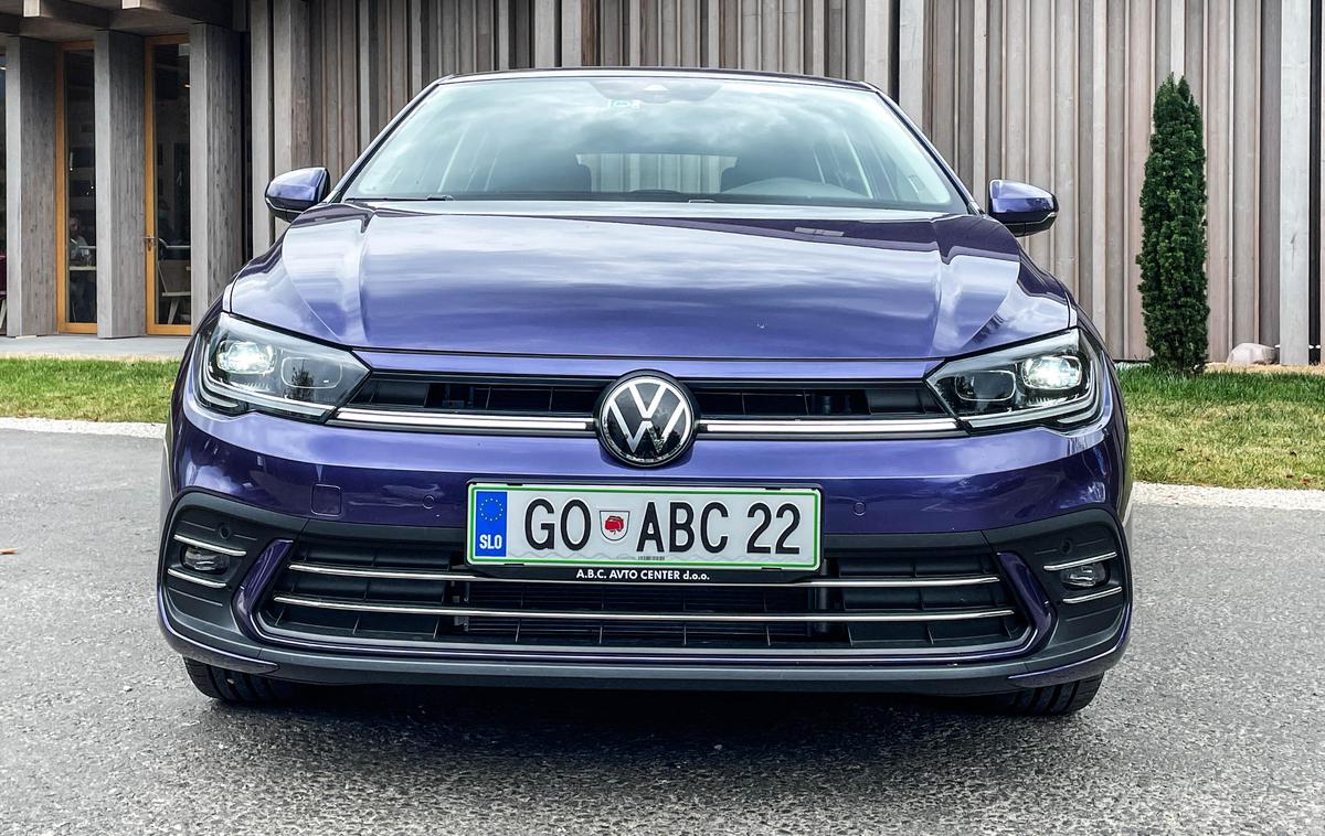 Volkswagen polo | Tako kot golf ima tudi polo spredaj nameščeno osvetljeno svetlobno letev. | Foto Gašper Pirman