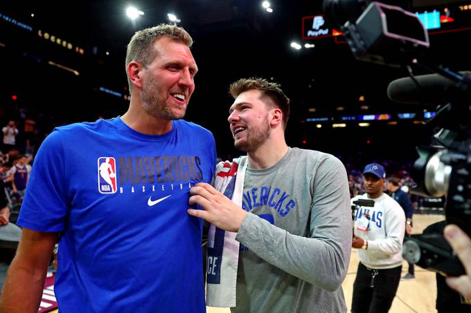 Dirk Nowitzki je spremljal ekipo Dallas Mavericks na gostovanju na odločilni tekmi. | Foto: Reuters