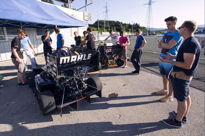 Dirkalnik ima cevno šasijo zadaj in karbonski monokok spredaj. Vse cevi so študenti obdelali sami iz osnovnih palic jekla. V primerjavi s podobnim lanskim vozilom so zamenjali motor, saj je 450-kubični motor Aprilie zamenjal 675-kubični motor Triupmha. S tem so pridobili veliko moči, navora in tudi zanesljivosti. Zaradi novih dimenzij gum je povsem nov tudi sistem podvozja. | Foto: Jernej Munih