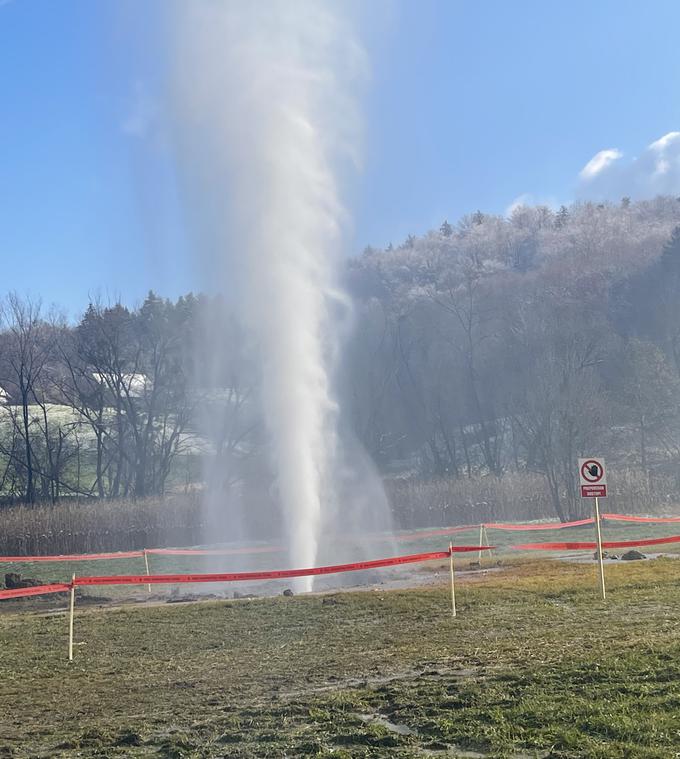 "Območje opazovalne vrtine je zavarovano. Okoliške prebivalce prosimo, da se ne zadržujejo v bližini lokacije," so še pozvali v podjetju. | Foto: ATLANTIC DROGA KOLINSKA D.O.O.