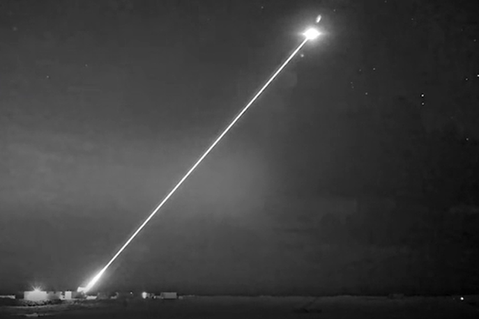 Laser ognjeni zmaj | Laser DragonFire lahko kovanec za en funt zadene z razdalje enega kilometra.  | Foto Ministry of Defence