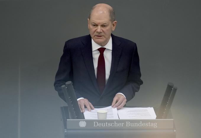 Olaf Scholz je 26. februarja letos ruski napad na Ukrajino opisal kot prelomnico v evropski zgodovini in napovedal velike spremembe v nemški politiki. Zdaj pa mu nekateri očitajo, da je bilo to le prazno govorjenje. | Foto: Guliverimage/Vladimir Fedorenko