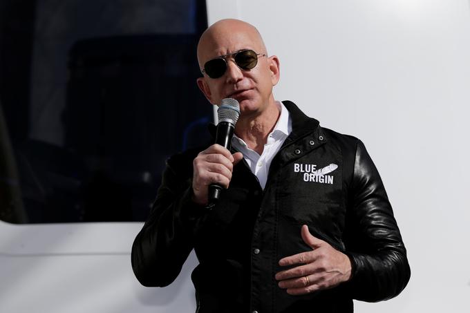 Jeff Bezos, s 190 milijardami dolarjev najbogatejši človek na svetu, je sicer najbolj znan kot ustanovitelj spletnega veletrgovca Amazon, a ima tudi podjetje Blue Origin, ki v vesolje izstreljuje rakete. Poslanstvo Blue Origin je zgraditi zanesljivo plovilo za večkratno uporabo, ki bo omogočalo pogoste in predvsem poceni polete v vesolje. Cilj Blue Origina je tudi čim prejšnji pristanek na Luni. | Foto: Reuters