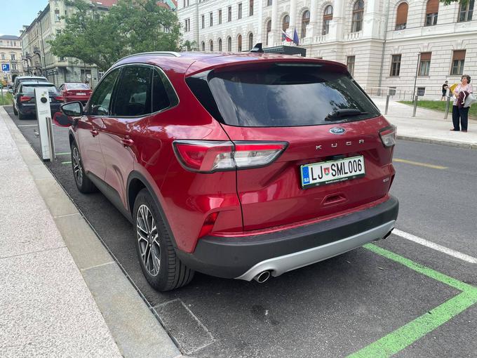 Ford kuga je najbolje prodajani priključni hibrid v Evropi. "Dejstvo je, da hibridni in priključno-hibridni pogonski sklopi v Sloveniji niso deležni nobene spodbude, hkrati pa predstavljata ta dva pogona večinski delež v prodaji novih elektrificiranih vozil. Razlogi za počasnejše prilagajanje slovenskega trga električni mobilnosti so relativno nizke subvencije in olajšave ob nakupu električnih vozil v primerjavi z EU državami z najvišjim deležem električnih vozil, slabo razvita infrastruktura polnjenja in nižja kupna moč povprečnega slovenskega potrošnika v primerjavi z najvišje kotirajočimi EU državami," pravi David Jurič, direktor Summit Motors Ljubljana.  | Foto: Gregor Pavšič