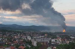 Na Vrhniki zagorela kemična tovarna #foto #video