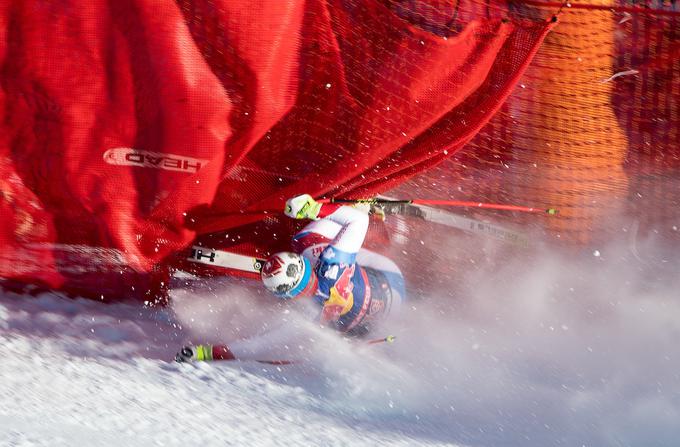 Takole je v zaščitni ogradi pristal Švicar Beat Feuz. Imel je srečo, prizorišče je zapustil na nogah, nepoškodovan. | Foto: Sportida