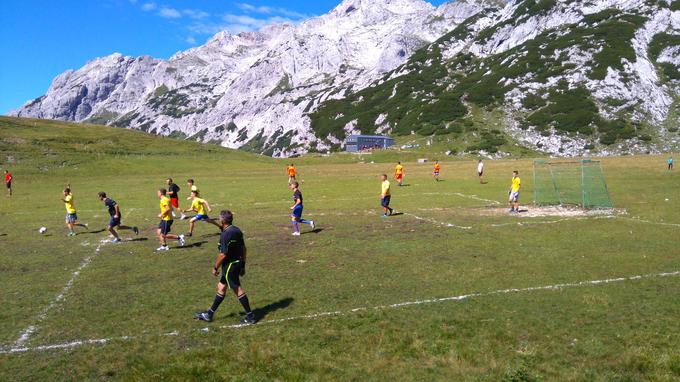 Tekmovanje poteka na zelenici v neposredni bližini Kocbekovega doma na Korošici. Foto: Beno Karner. | Foto: 