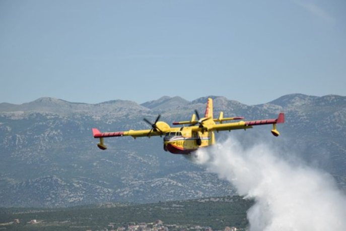 Kanader | Zjutraj je pri gašenju sodeloval kanader, z glavnim gasilskim poveljnikom pa je bilo dogovorjeno, da bo čez dan na požarišču deloval tudi air tractor. | Foto Twitter