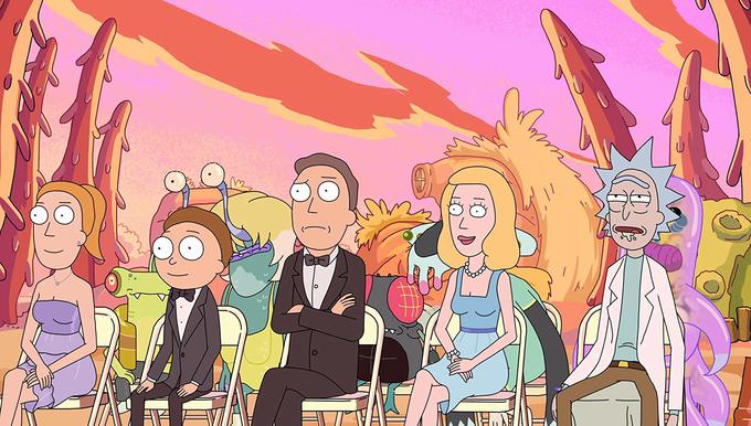 Glavna igralska zasedba serije Rick And Morty. Naslovnima junakoma (Morty drugi z leve, Rick skrajno desno) družbo delajo Mortyjeva najstniška sestra in Rickova vnukinja Summer (prva z leve), Mortyjev oče Jerry (na sredini), ki ga ne spoštuje nihče od drugih družinskih članov, in Rickova hči ter Mortyjeva mama Beth, za katero je najbolj na svetu pomembno to, kaj si o njej misli njen pogosto pijani in odsotni oče.  |  Foto: Adult Swim | Foto: 