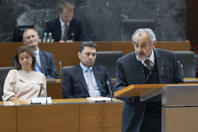 Nekdanji ustavni sodnik Ernest Petrič je medtem poudaril, da smo lahko ponosni, da živimo v tem času, ko je slovenski narod dosegel te veličastne cilje. "Evropska unija, Nato, Združeni narodi, to je tisto, kar nas je naredilo državo v pravnem polnem pomenu te besede," je dejal. | Foto: Bor Slana/STA