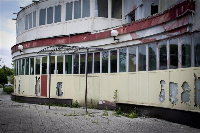 Športni objekt v Domžalah je od zunaj videti žalostno. | Foto: 