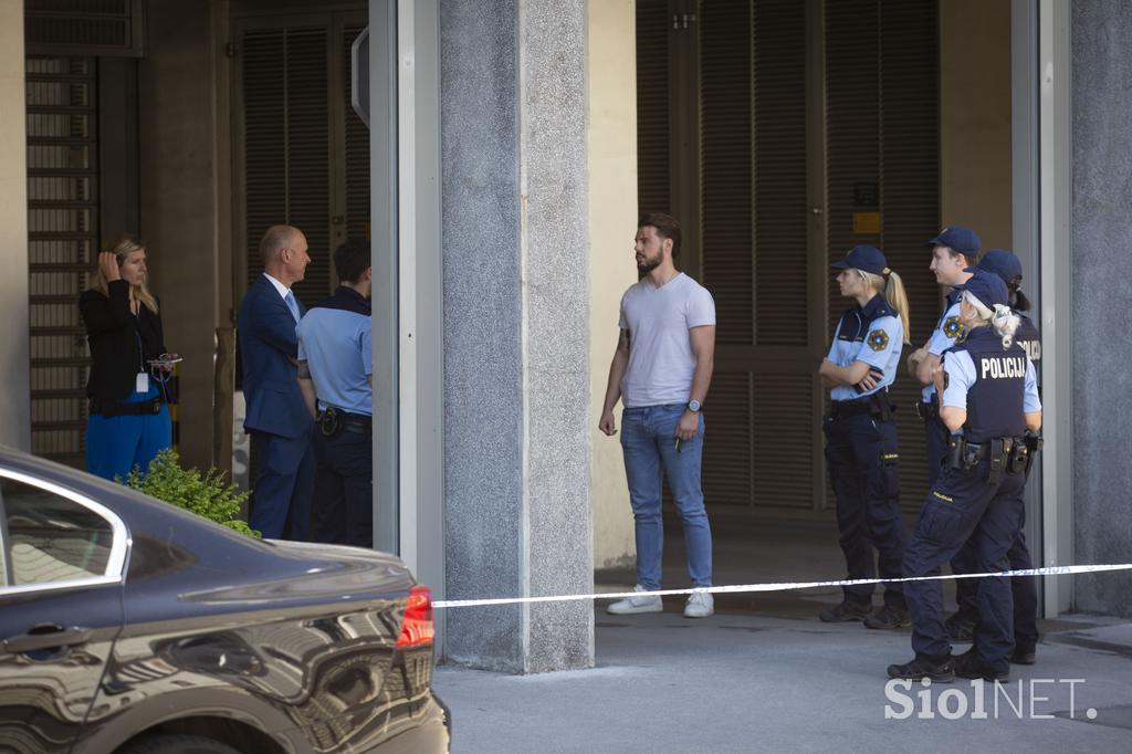 Policijski trak pred poslopjem vlade RS.