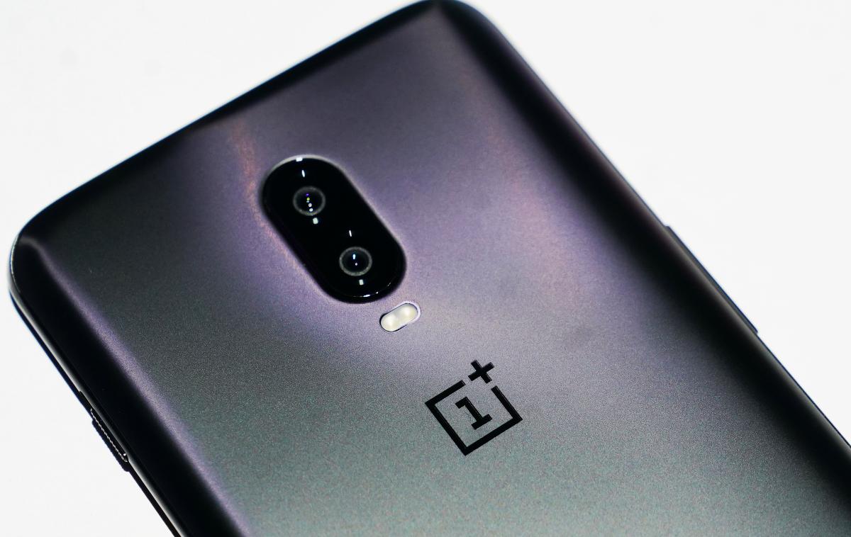 OnePlus, OnePlus 6T | Glavni atrakciji hrbtne strani pametnega telefona OnePlus 6T sta dvojni fotoaparat in pa logotip, ki ga v zadnjem času prepozna vedno več ljudi.  | Foto Reuters