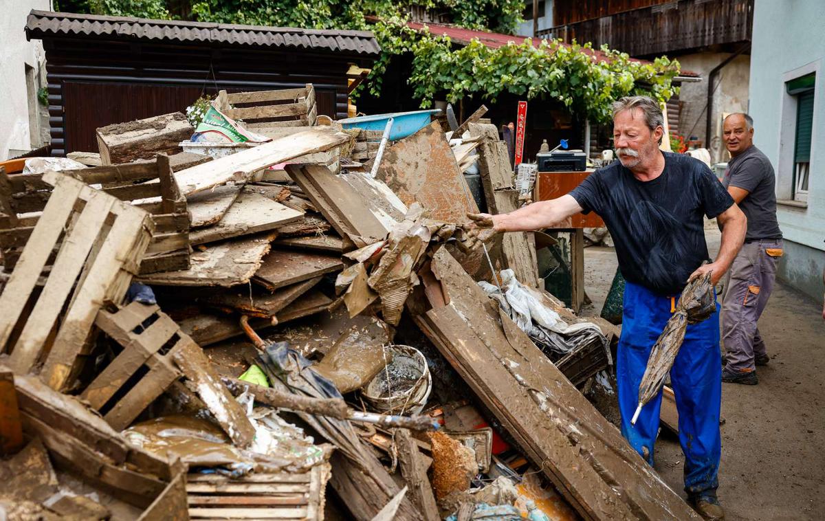 poplave, Črna | Pri odpravi posledic avgustovskih poplav bomo morali državljani sodelovati tudi s t. i. solidarnostnim prispevkom. Kaj je res in kaj nam samo govorijo, da naj bi bilo res? | Foto STA