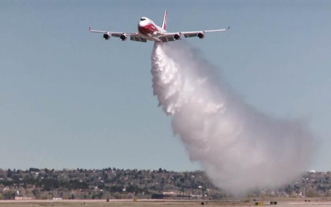 Gre za največje gasilno letalo na svetu, ki se lahko kljub svojim 70 metrom spusti na višino 70 metrov za učinkovito gašenje. | Foto: Global Supertanker