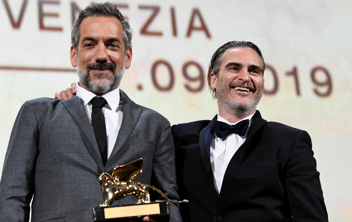 Todd Philipps in Joaquin Phoenix | Zlatega beneškega leva je na filmskem festivalu v Benetkah prejel ameriški psihološki triler Joker. Na fotografiji režiser Todd Phillips in glavni igralec Joaquin Phoenix. | Foto Reuters