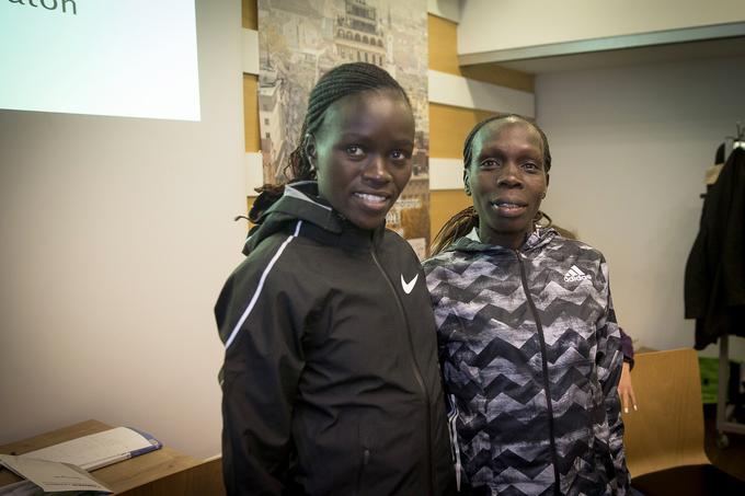 Kenijki Visiline Jepkesho in Sharon Jemutai Cherop bosta favoritinji za zmago v ženski konkurenci. | Foto: Ana Kovač