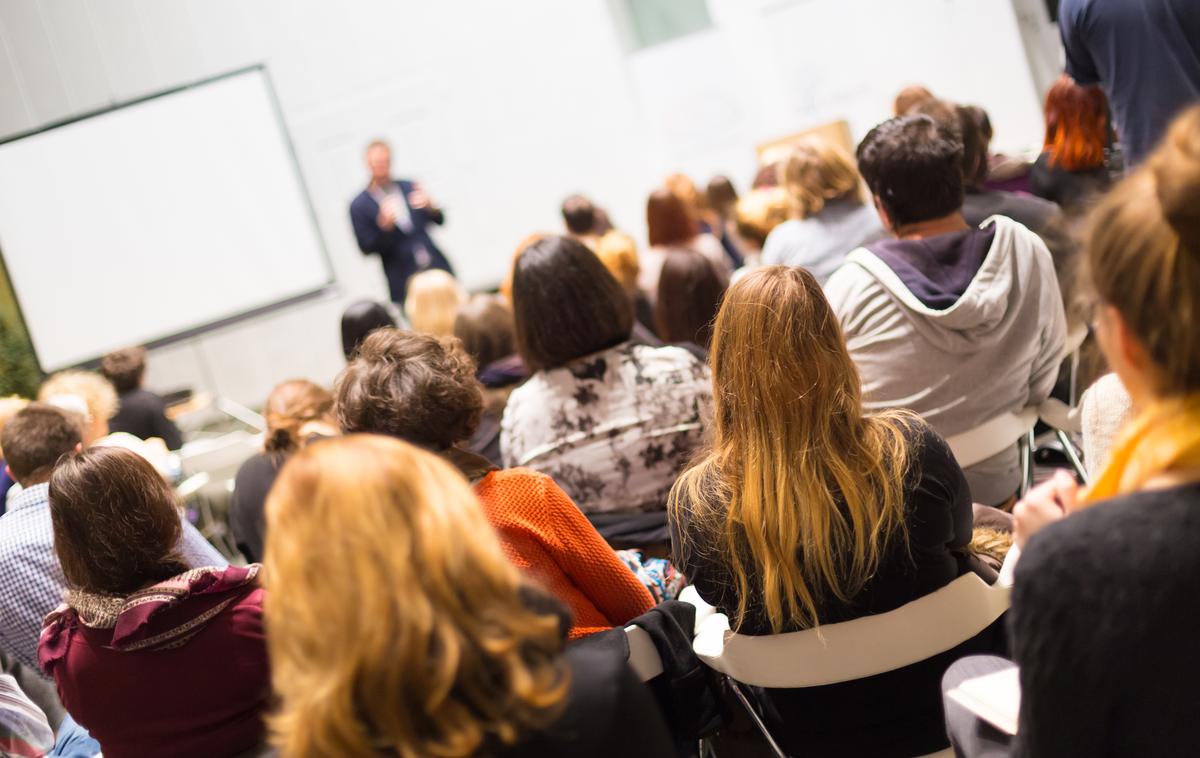 predavalnica profesor študenti | Da ŠOU v Ljubljani nepravilno vodi postopek, je po besedah predstavnikov Radia Študent opozorila tudi upravna inšpekcija, ki je Klasincu kot odgovorni osebi decembra lani izdala globo, ker jim v zakonsko določenem roku ni posredoval zahtevanih informacij javnega značaja. | Foto Thinkstock