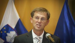 Miro Cerar tik pred zdajci zamenjal kandidata in vložil seznam (video)