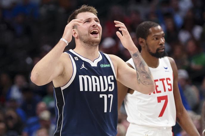 Luka Dončić | Luka Dončić je zadržal povprečje 36 točk na tekmo, najboljše v ligi. Že v prvem polčasu je proti Brooklynu dosegel 23 točk, nato jih je šest dodal v tretji, sedem pa v zadnji četrtini. | Foto Reuters