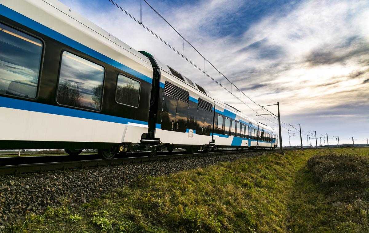 Stadler | Vsi novi vlaki bodo omogočali sodoben informacijski sistem, vtičnice za polnjenje telefonov, prenosnih računalnikov in avtomatsko klimo. Opremljeni bodo tudi z wifi signalom, ki bo omogočil dostopanje do interneta. | Foto STA