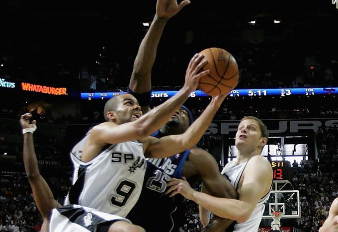 Skok v leto 2006: Tony Parker in Rašo Nesterović | Foto: Getty Images