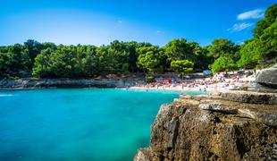 V Pulju na plažah prepovedali nudizem in žgane pijače