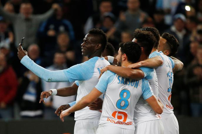 Marseille Mario Balotteli | Mario Balotelli je zadetek proti St. Etiennu proslavil s "selfiejem" s soigralci. | Foto Reuters