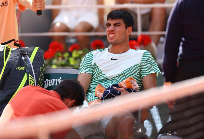 Carlos Alcaraz je v tretjem nizu ob izenačenju na 1:1 začutil bolečine v desni nogi, ki so se nato vlekle vse do konca dvoboja. | Foto: Reuters