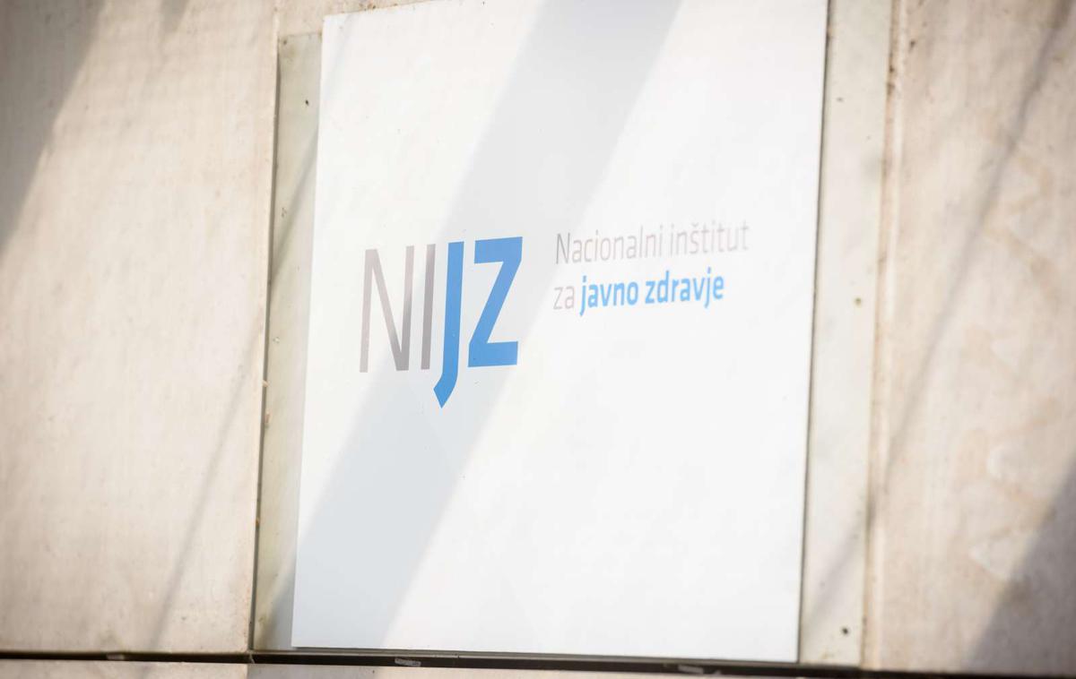 NIJZ | Na NIJZ pojasnjujejo, da ne gre za sistemsko napako v informacijskem sistemu, pač pa se navedbe o sistemski napaki nanašajo na sistemsko napako zatečenega stanja na področju reševanja čakalnih dob, tudi z vidika vzporednih informacijskih rešitev pri izvajalcih zdravstvenih storitev ter glede točnosti in pravilnosti podatkov, ki jih izvajalci poročajo v sistem eNaročanje. | Foto Nebojša Tejić/STA