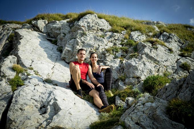 "Najraje imava pogovore z ljudmi. Iz njihovih zgodb se tudi sama lahko ogromno naučiva," pravita Dejan in Nives. | Foto: Ana Kovač