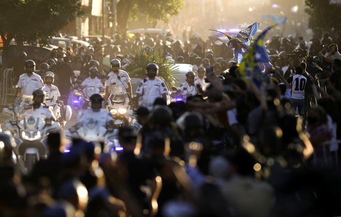 V krogu družine in prijateljev so ga pokopali v noči na petek po slovenskem času. | Foto: Reuters