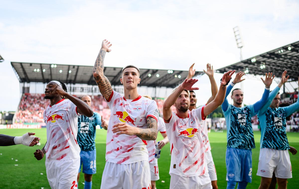 Leipzig Šeško Simakan | Tako so se veselili (od leve proti desni) Mohamed Simakan, Benjamin Šeško in Kevin Kampl 17. avgusta po pokalni zmagi v Essnu. Francoz je dva tedna pozneje zapustil Nemčijo in se odpravil v Savdsko Arabijo. | Foto Guliverimage