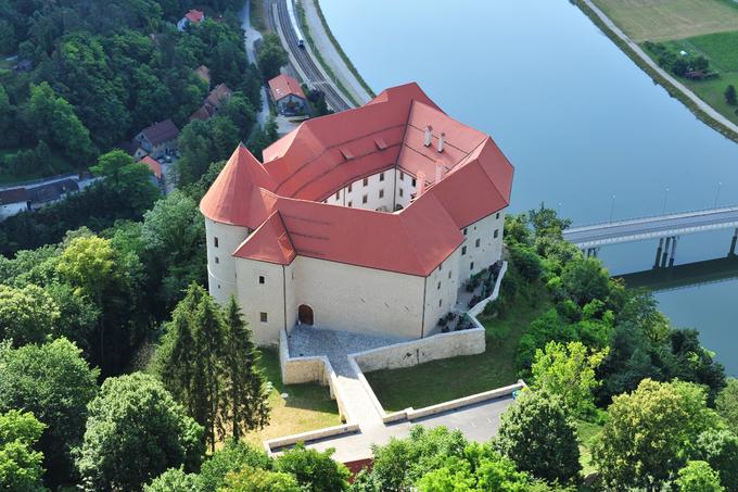 Pogled na veličasten grad Rajhenburg. | Foto: 