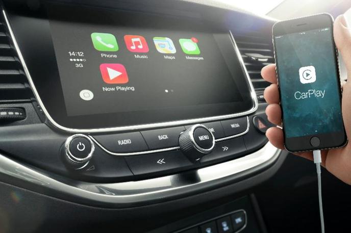 Opel CarPlay | Apple očitno namerava še nadgraditi funkcionalnost svoje platforme CarPlay z nekaterimi funkcijami, ki bi olajšale upravljanje avtomobila med vožnjo. | Foto Opel