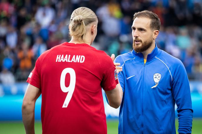 Jan Oblak Erling Haaland | Slovenska nogometna reprezentanca bo 16. junija gostovala na Finskem. Z deželami na severu Evrope je imela veliko izkušenj že lani, ko je na gostovanjih tako na Norveškem (0:0) kot tudi na Švedskem (1:1) ostala neporažena. Na obeh tekmah je branil Jan Oblak in si po dvoboju v Oslu prislužil velike čestitke norveškega asa Erlinga Haalanda. | Foto Vid Ponikvar