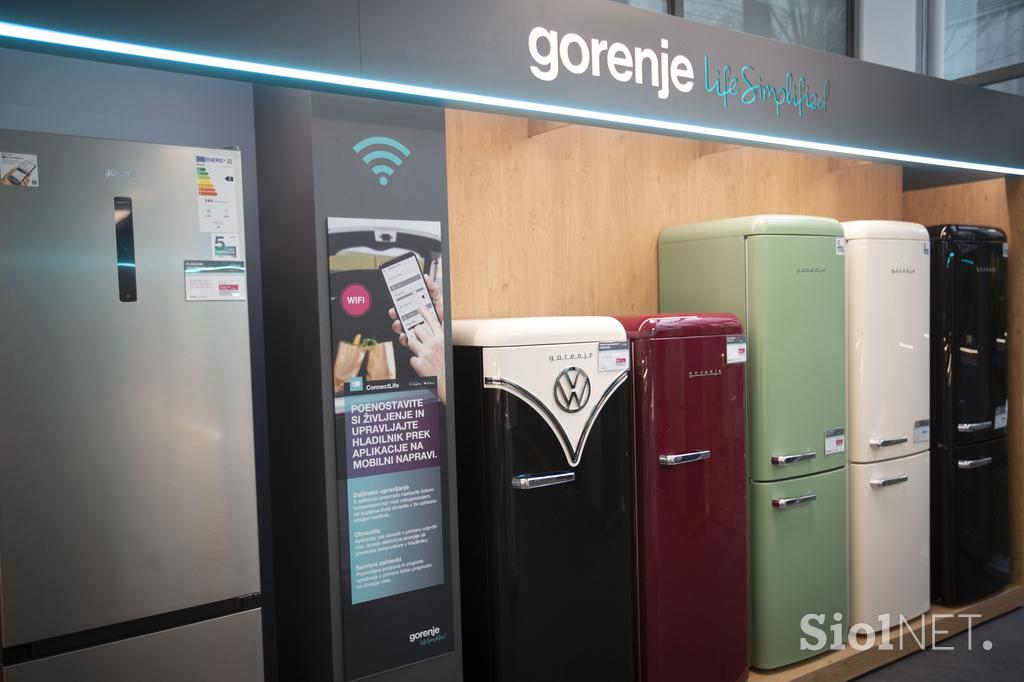 Odprtje prenovljenega Hisense Gorenje Studia, na katerem sta prisotna tudi direktor Gorenje GSI Matjaž Vodopivec in vodja maloprodaje Hisense Gorenje Studiev Maruška Hasler.