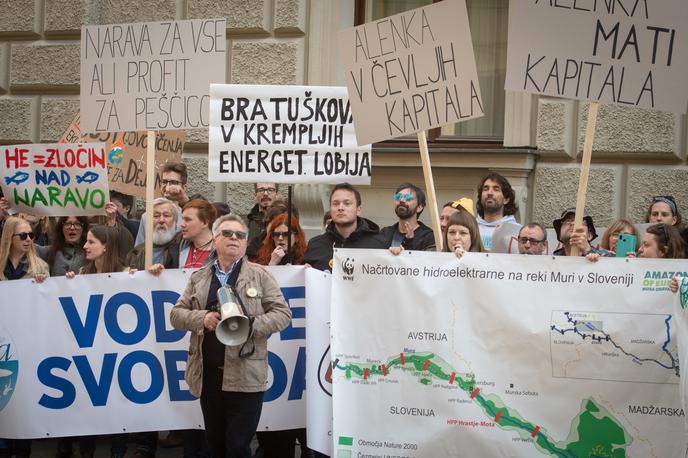 Mura, protesti | Zveza društev Moja Mura, ki vodi kampanjo Rešimo Muro, je pred državnim zborom v Ljubljani marca na dan voda pripravila protestni shod. Od pristojnih je več kot 200 protestnikov zahtevalo, da ustavijo načrtovano gradnjo hidroelektrarn na Muri in pustijo reki prosto pot. Ministrici za infrastrukturo očitajo, da dela za kapital. | Foto STA