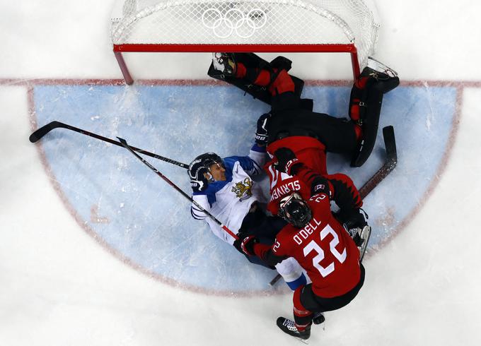 Takole se je ob bližnjem srečanju z Velijem-Mattijem Savinaienom poškodoval prvi kanadski vratar Ben Scrivens. | Foto: Reuters