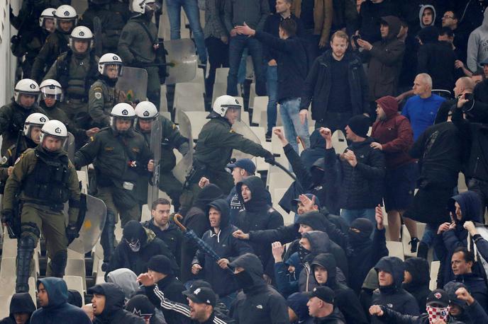 AEK Ajax | Evropska nogometna zveza (Uefa) je odprla preiskavo zaradi navijaških izgredov na torkovi tekmi lige prvakov v Atenah med AEK in Ajaxom. | Foto Reuters