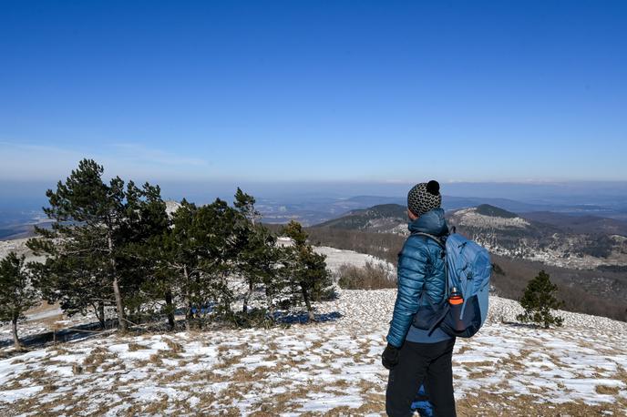 Slavnik | Februarja je bilo na Slavniku nekaj centimetrov snega, zdaj se že prebuja narava in bo kmalu za kratke rokave. | Foto Matej Podgoršek