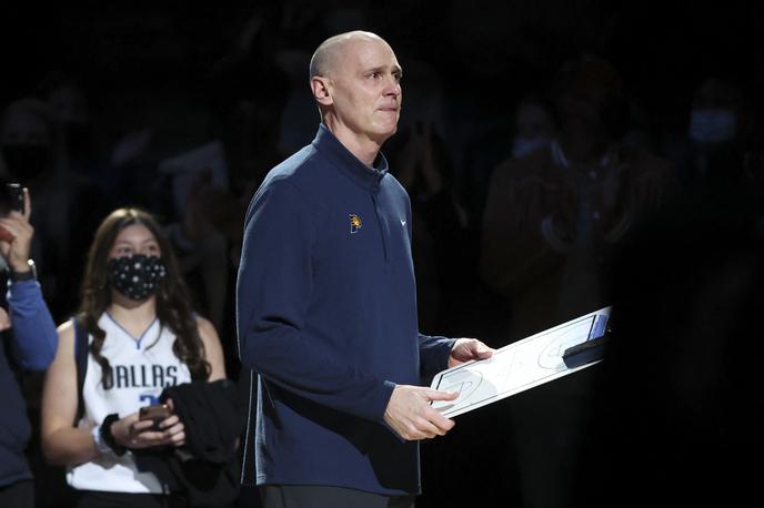 Dallas Indiana | Rick Carlisle je bil prvi glavni trener Luke Dončića v ligi NBA. Pred tekmo so ga prireditelji spravili v solze z ganljivim videoprispevkom o njegovih dosežkih pri Dallasu. | Foto Reuters