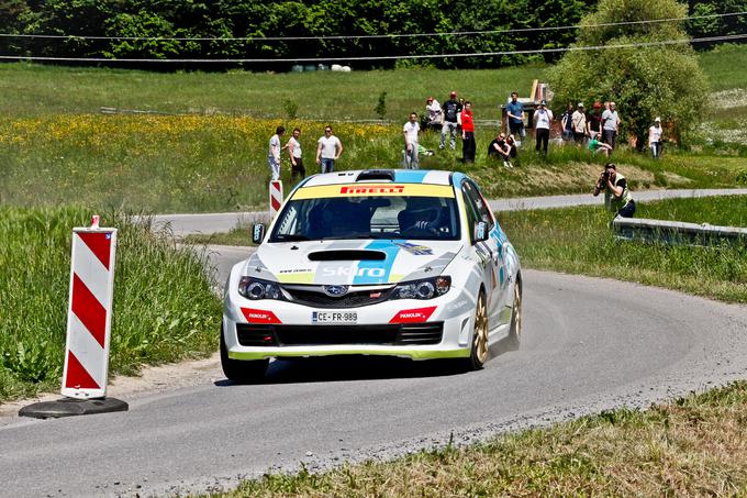 Štirikolesni pogon na drsečem asfaltu lahko pomaga. Nanj stavi tudi nekdanji državni prvak Boštjan Logar s subaru imprezo. (foto: Gašper Podbregar) | Foto: 