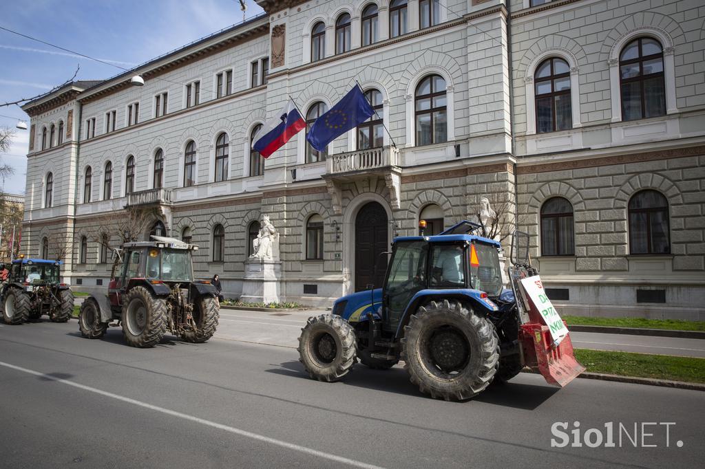 Protestni shod Sindikata kmetov Slovenije. Traktor, kmet, protest.