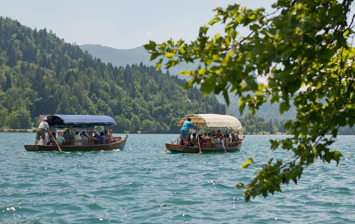 pletnarji Bled pletna jezero | Slovenska zgodba se je začela, ko so pred približno 1.500 leti na zdajšnje slovensko ozemlje prišli govorci jezika, iz katerega se je v nekaj stoletjih razvila slovenščina. | Foto Bor Slana